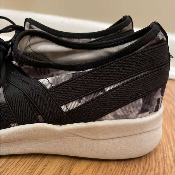 Easy Spirit Breathable Tennis Shoes, Black, White, Gray Floral, Thick Soles, EUC - Picture 7 of 9